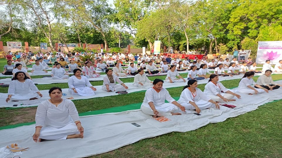 International Yoga Day 2022 Public Officials And Leaders Done Yoga panch mahal taj mahal agra news