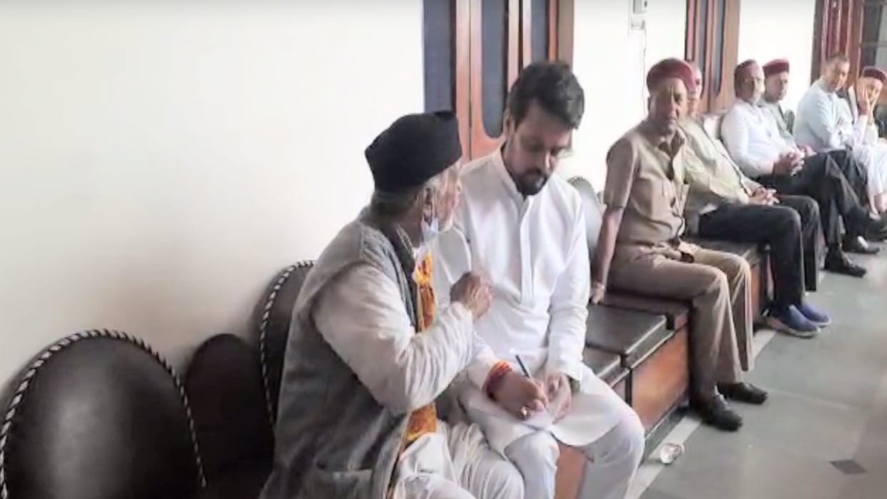 Union Minister Anurag Thakur himself held the pen and wrote the complaint of the elderly on paper