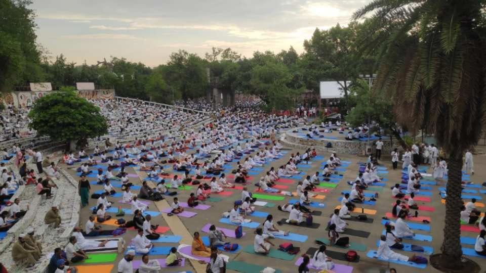 Banwarilal Purohit and Union Minister Som Prakash did yoga in Chandigarh on Yoga Day 2022