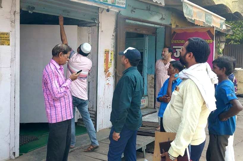 25 shops found open on the day of market closure