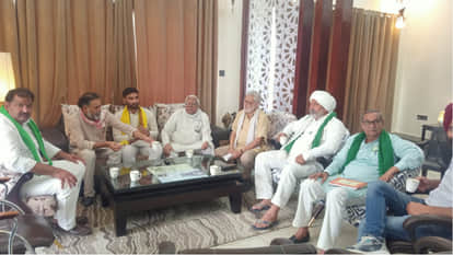 बैठक करते एसकेएम के नेता।