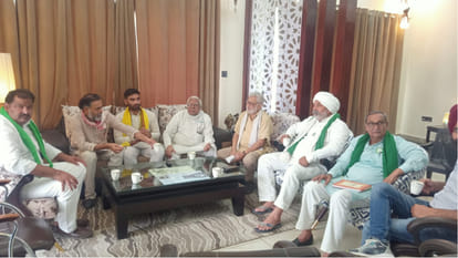 बैठक करते एसकेएम के नेता।