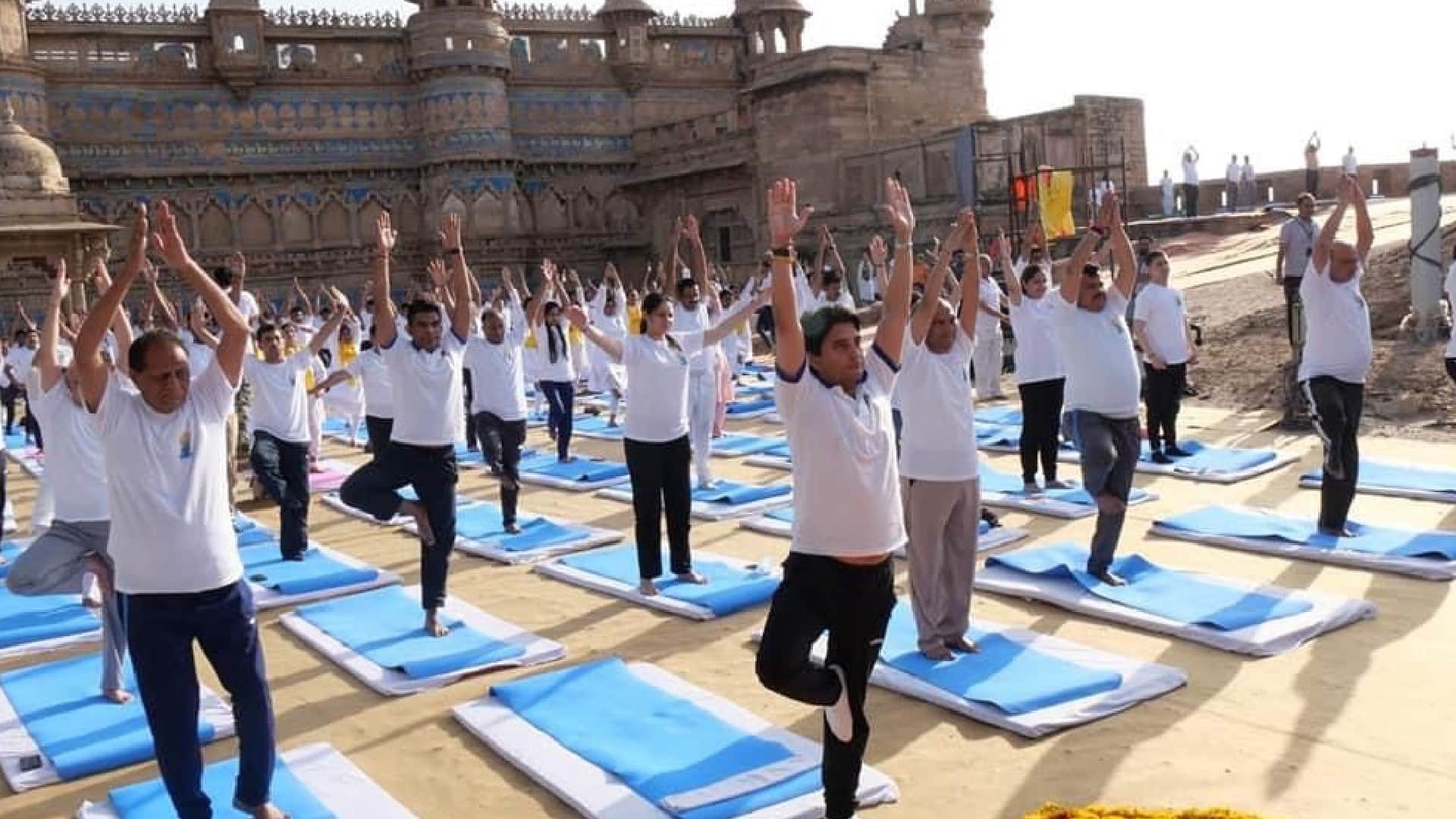 International Yoga Day: Union Minister Scindia did yoga on the most beautiful fort of the country, many big leaders were present