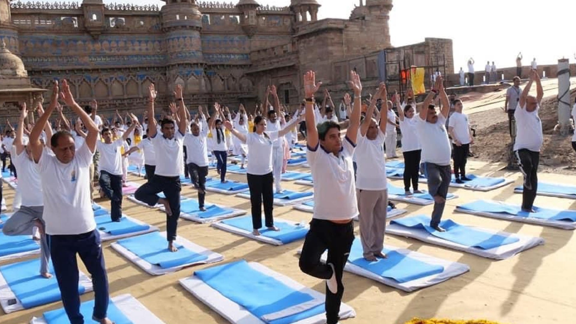International Yoga Day: Union Minister Scindia did yoga on the most beautiful fort of the country, many big leaders were present