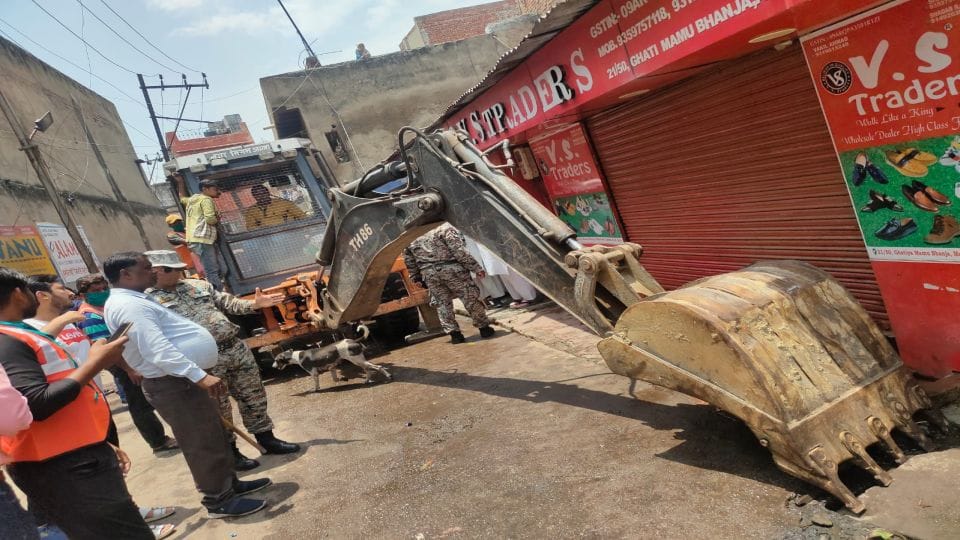 Encroachment removed by bulldozer in Agra