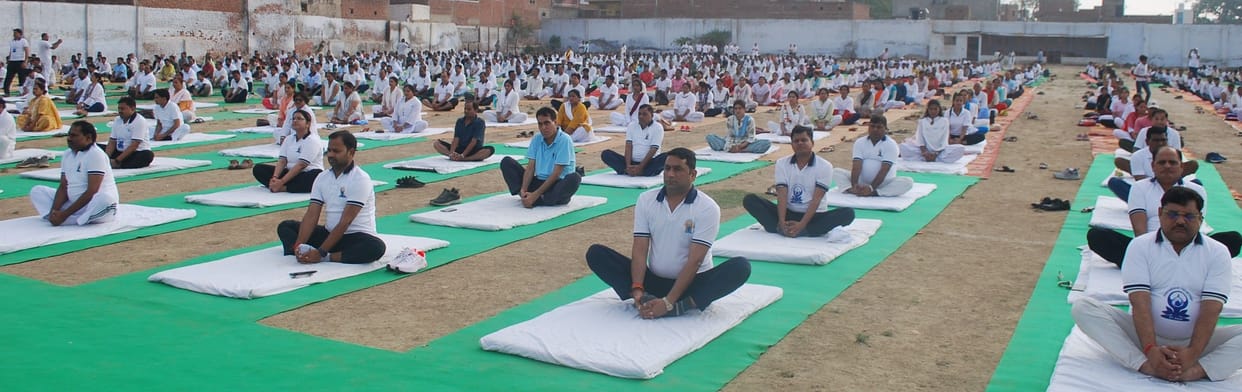 Hathras: Thousands of people did yoga to stay healthy