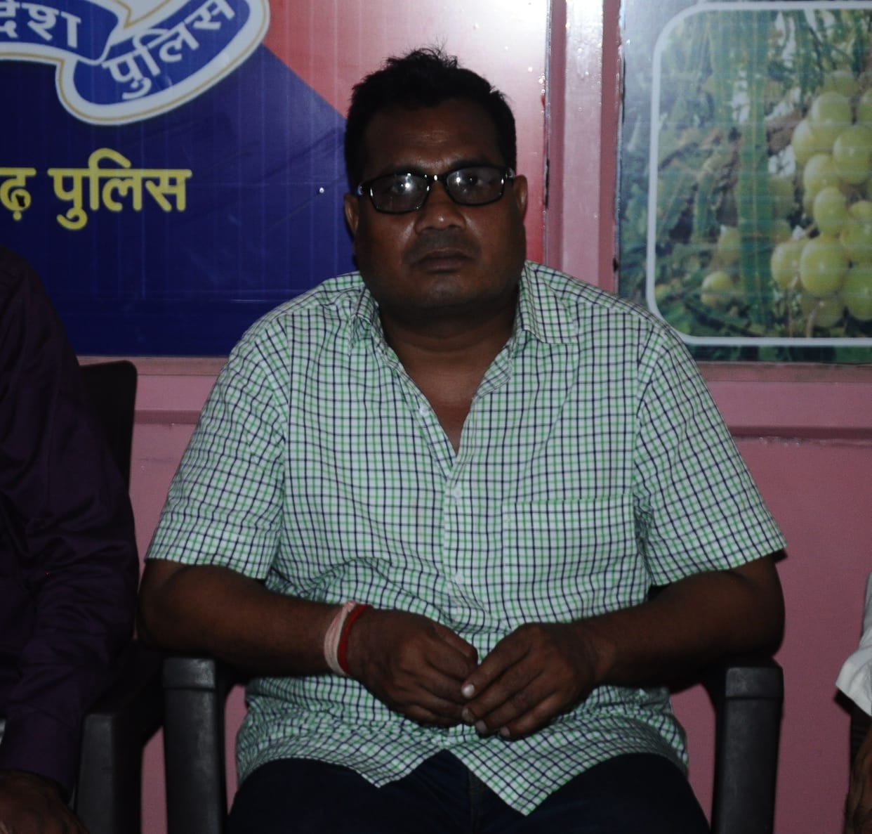 Anti-corruption team caught Lekhpal while taking five thousand bribe