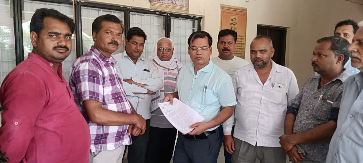 Fruit and vegetable brokers reached the headquarters in protest against the food license