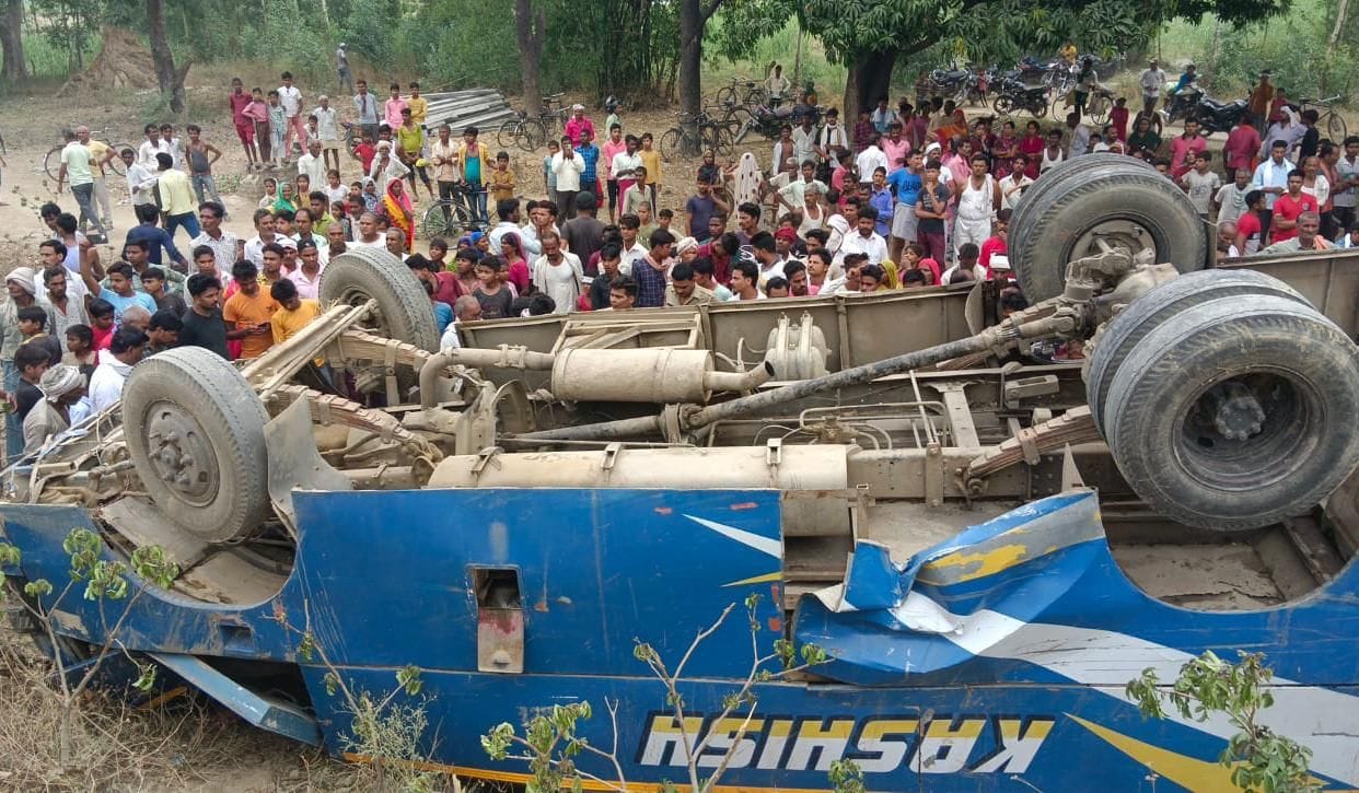 hardoi news,Conductor killed, 14 injured after private bus overturns