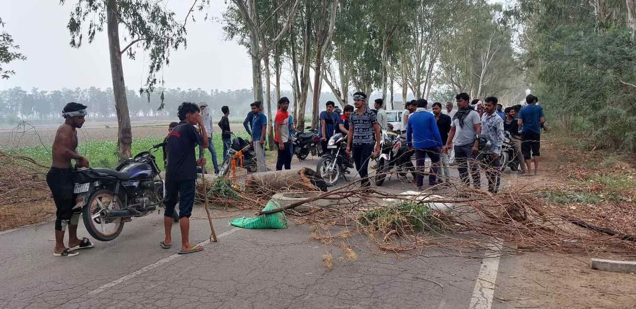 Youth jammed five places in protest against Agneepath, farmers got toll free for four hours