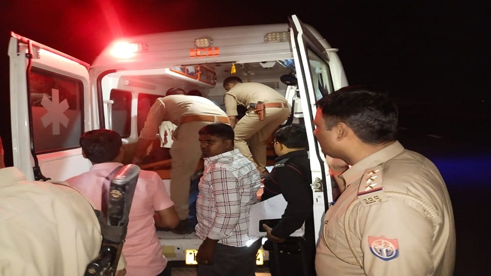 bus going from bahraich to jaipur collides with dumper on lucknow-agra expressway 20 injured