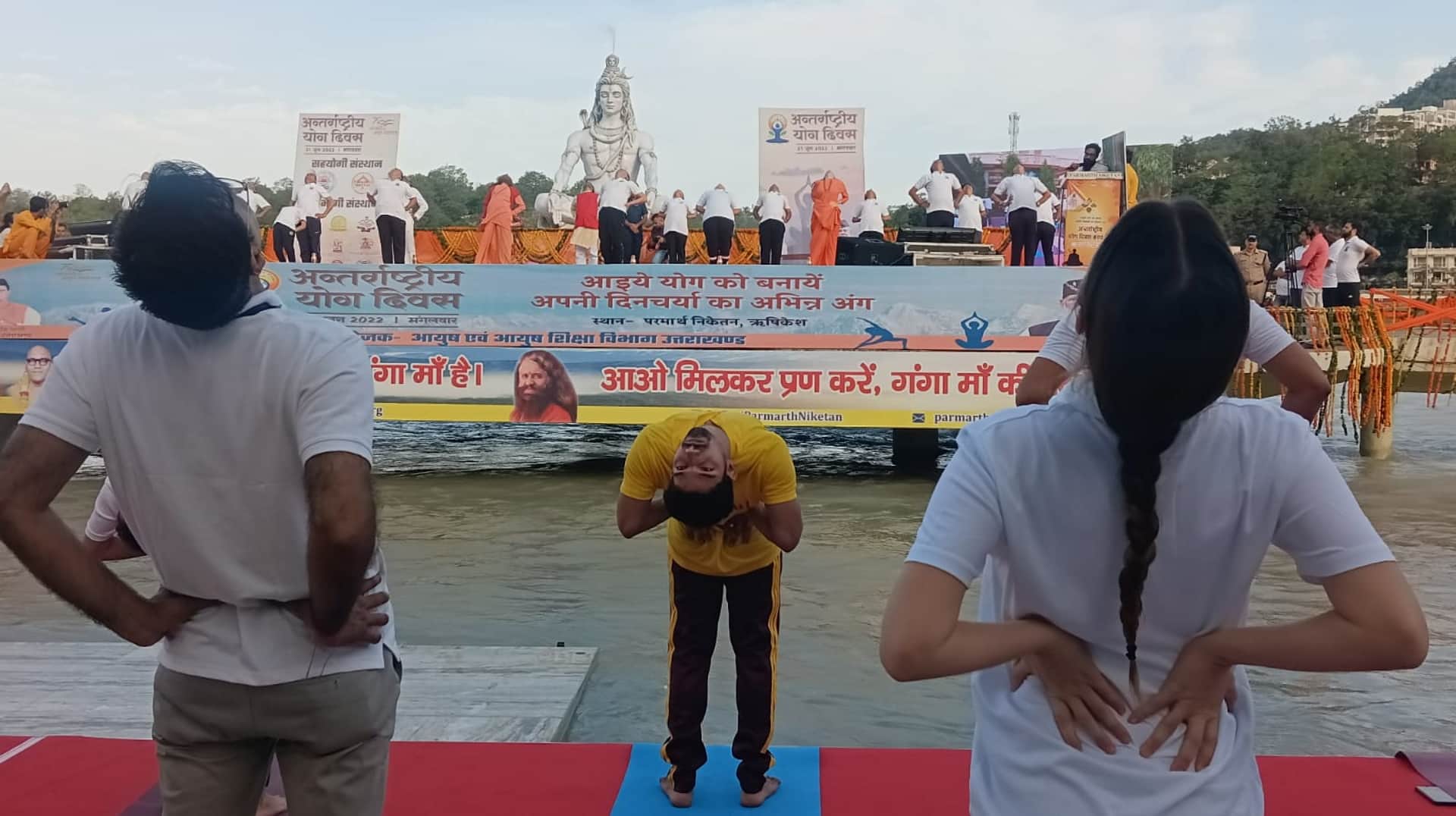 International Yoga Day: CM Pushkar Singh Dhami, Swami Chidanand Saraswati and thousands of Sadhak did yoga in Parmarth Niketan, See Photos