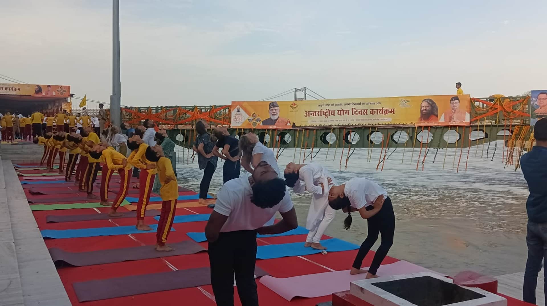 International Yoga Day: CM Pushkar Singh Dhami, Swami Chidanand Saraswati and thousands of Sadhak did yoga in Parmarth Niketan, See Photos