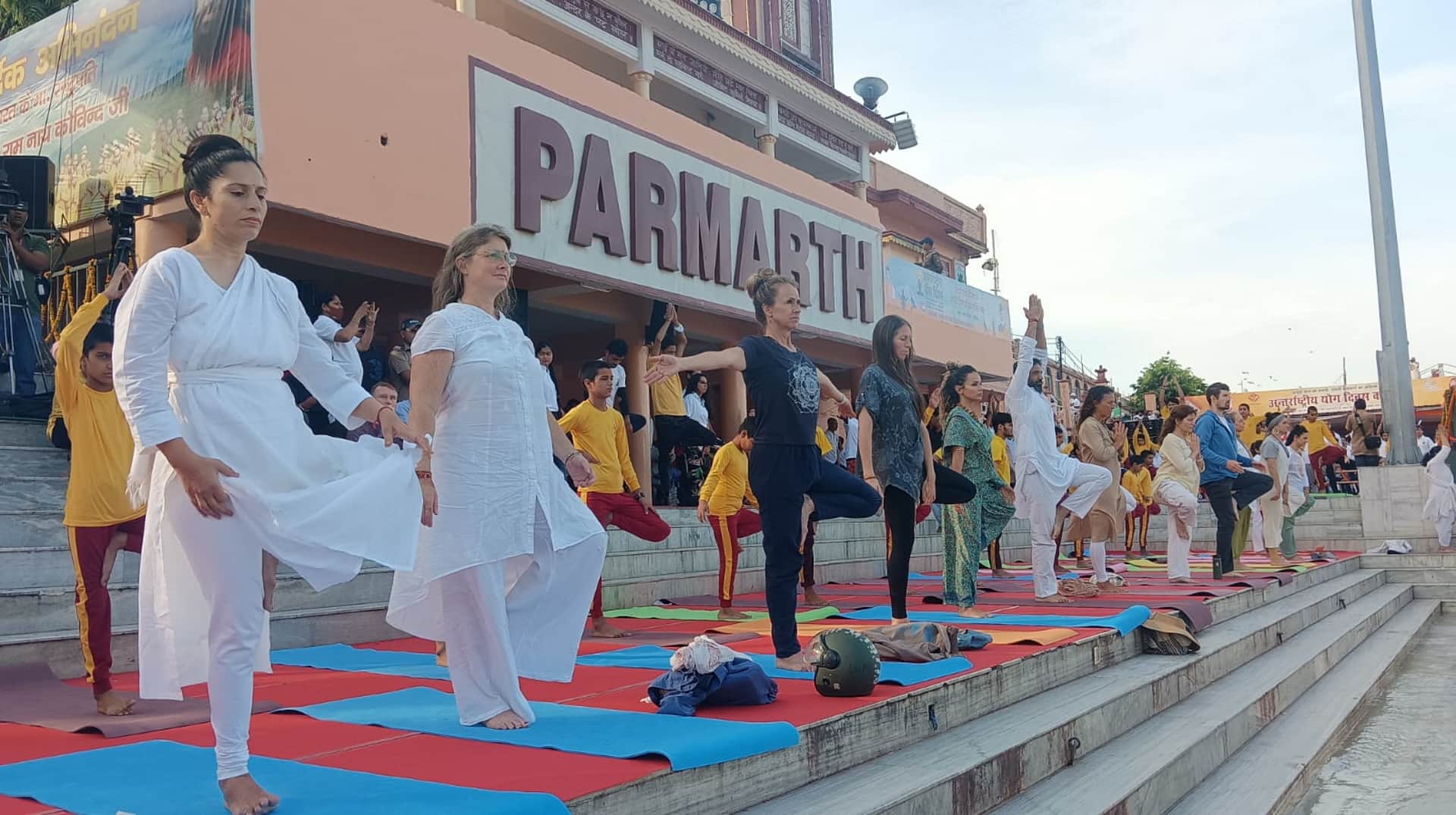 International Yoga Day: CM Pushkar Singh Dhami, Swami Chidanand Saraswati and thousands of Sadhak did yoga in Parmarth Niketan, See Photos