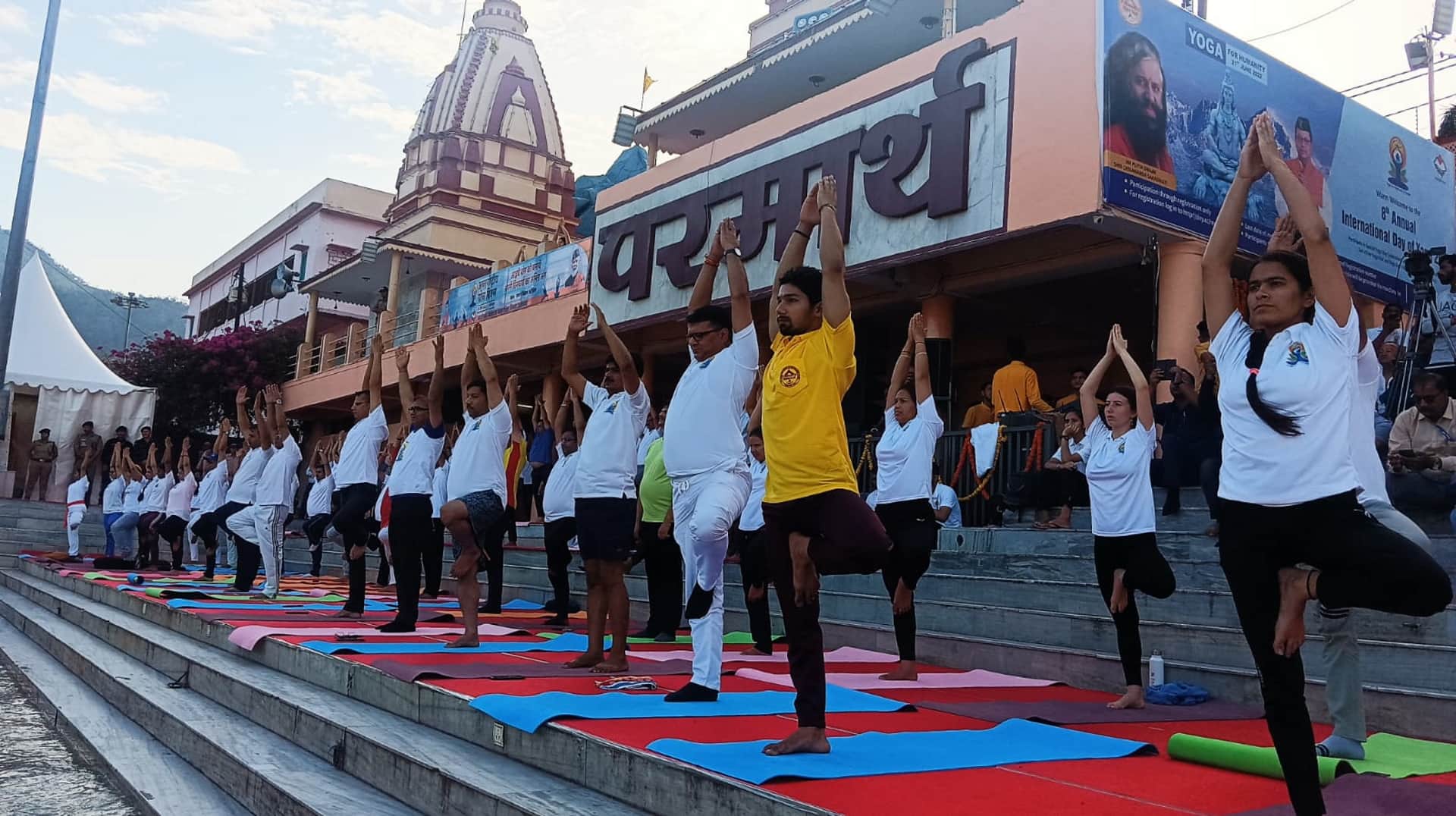 International Yoga Day: CM Pushkar Singh Dhami, Swami Chidanand Saraswati and thousands of Sadhak did yoga in Parmarth Niketan, See Photos
