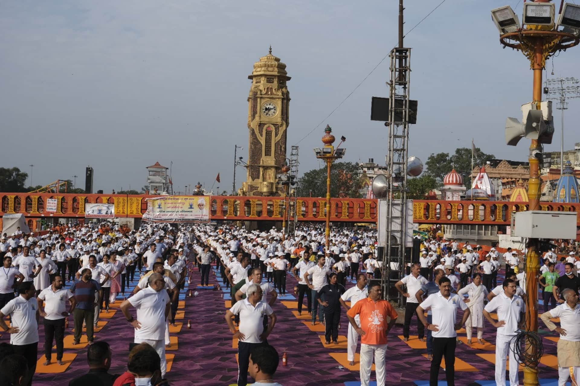 International Yoga Day: Grand yoga festival in Uttarakhand, people did yoga on banks of Ganges, ITBP Jawan, Kedarnath, See Photos