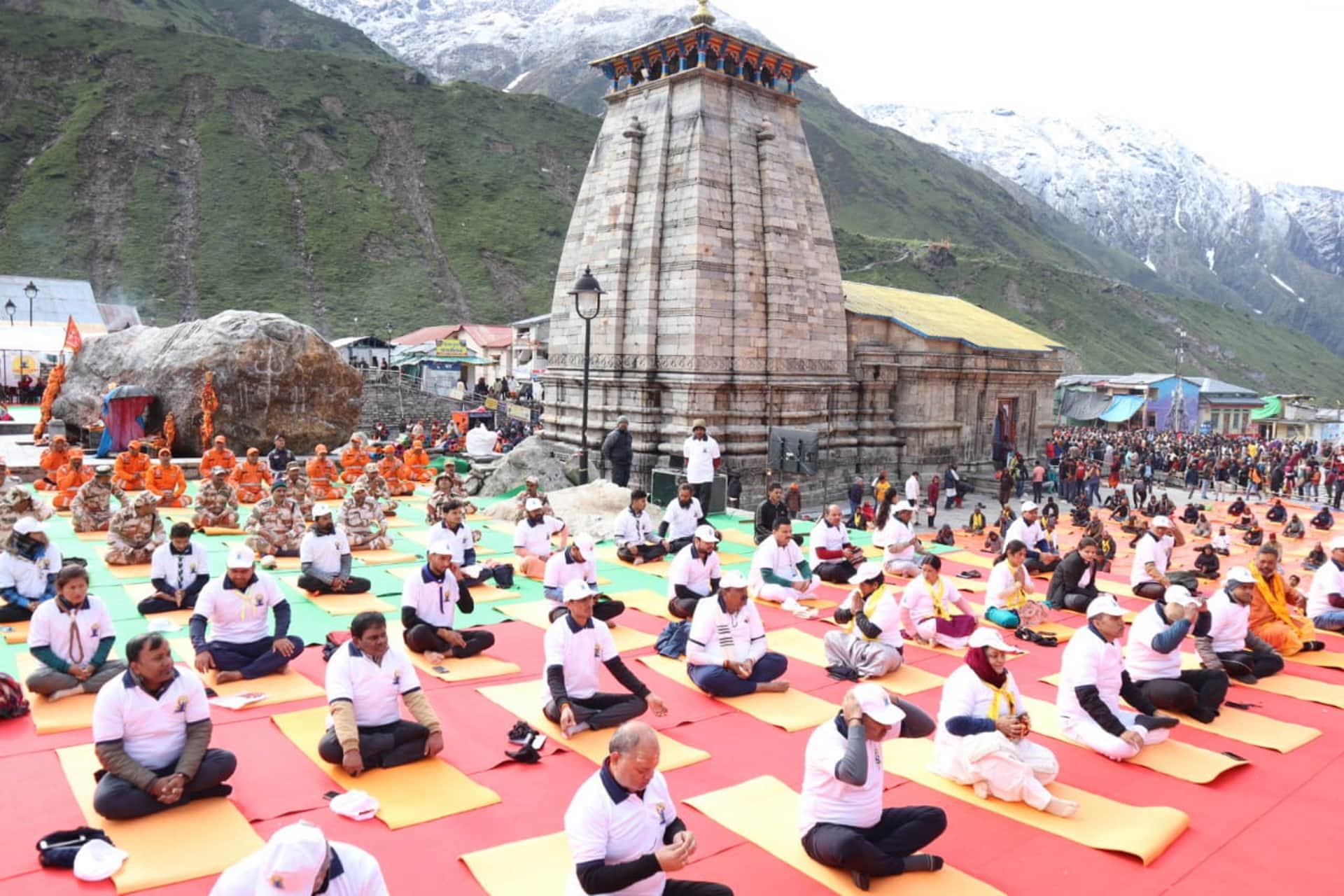 International Yoga Day: Grand yoga festival in Uttarakhand, people did yoga on banks of Ganges, ITBP Jawan, Kedarnath, See Photos