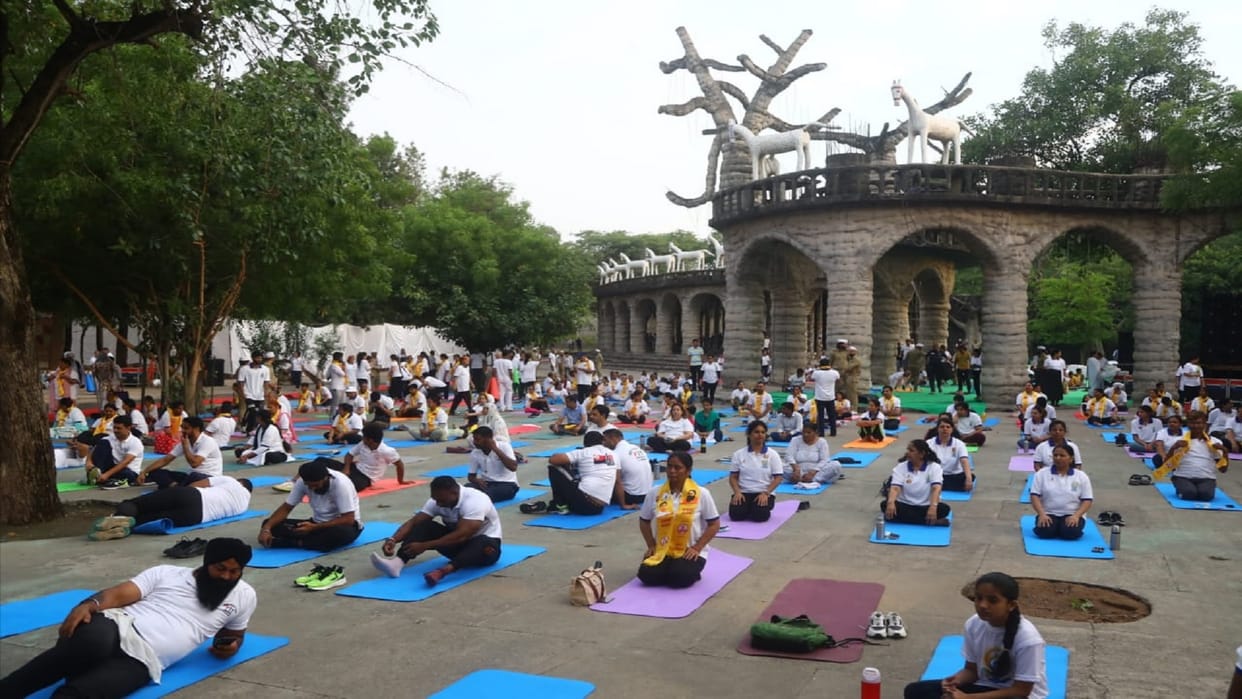 Chandigarh Administrator Banwarilal Purohit and Union Minister did yoga on Yoga Day at Rock Garden