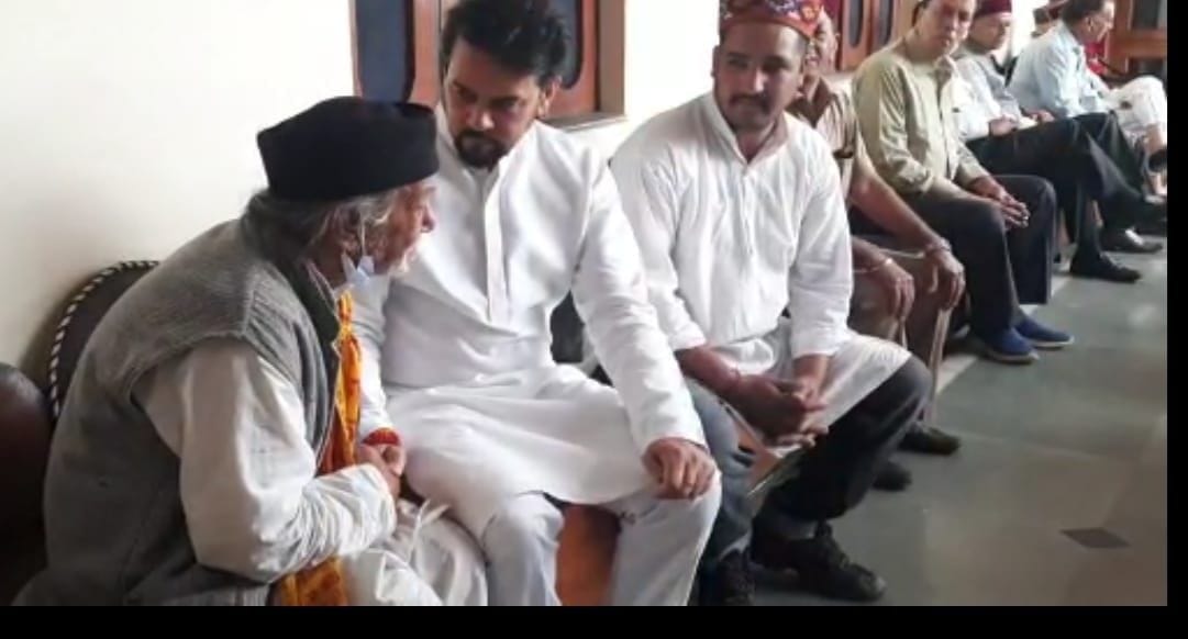 The Union Minister himself held the pen and wrote the complaint of the elderly on the paper