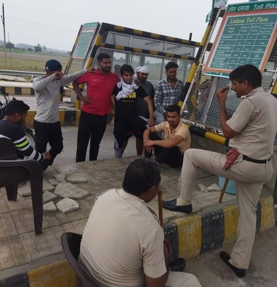 In protest against the Agneepath scheme, youth got Ludana toll free for one hour