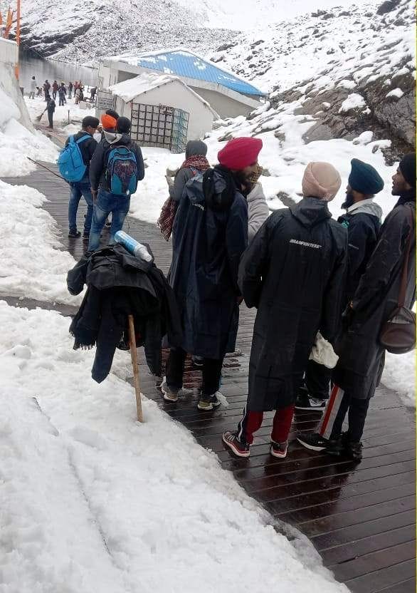 Pilgrims stopped at places leave for Hemkund Sahib