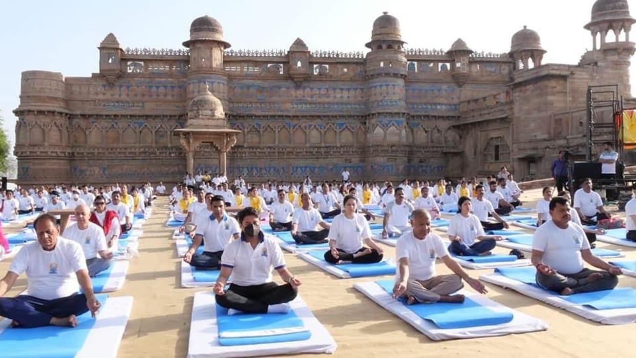 International Yoga Day: Union Minister Scindia did yoga on the most beautiful fort of the country, many big leaders were present