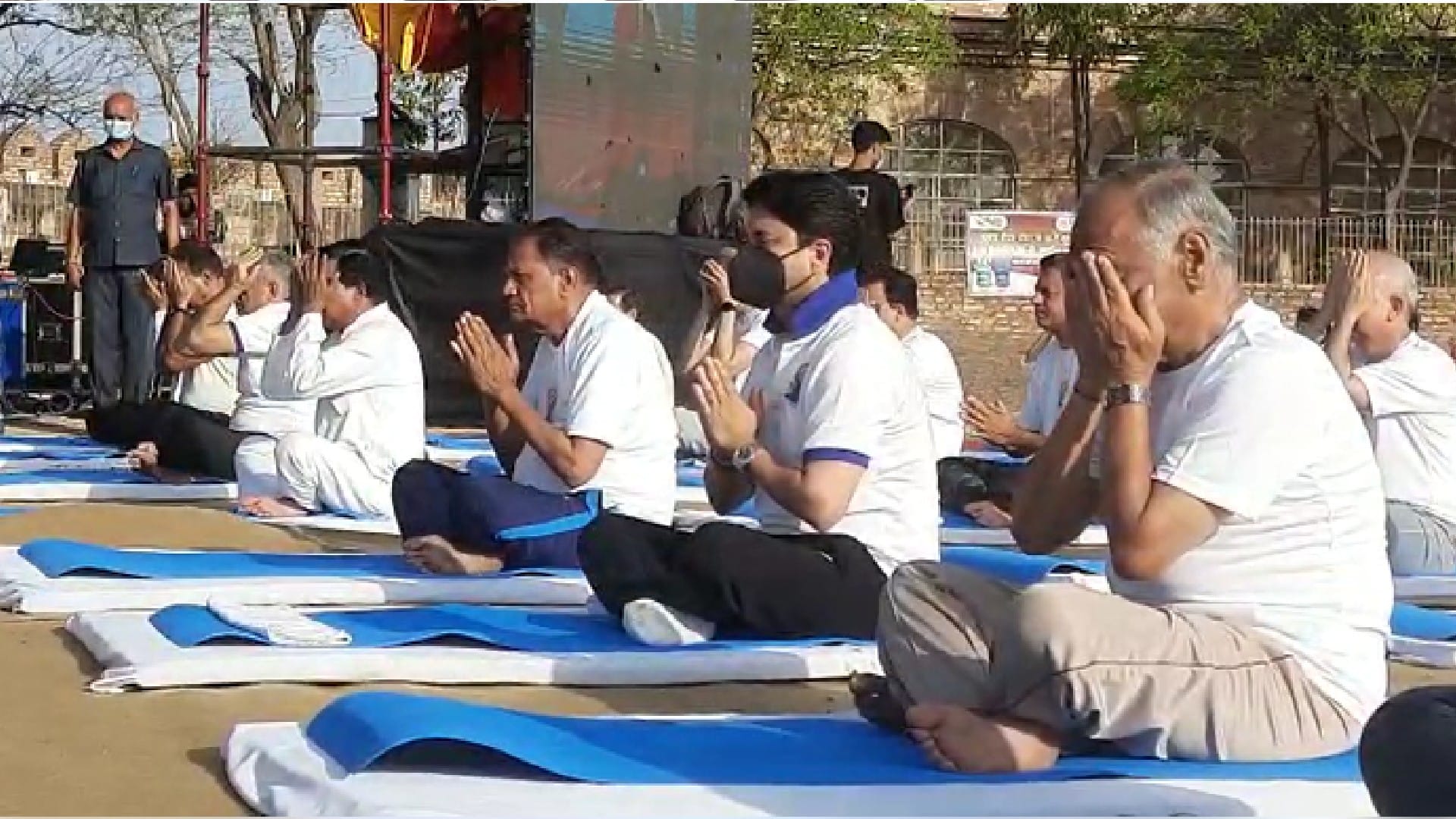 International Yoga Day: Union Minister Scindia did yoga on the most beautiful fort of the country, many big leaders were present
