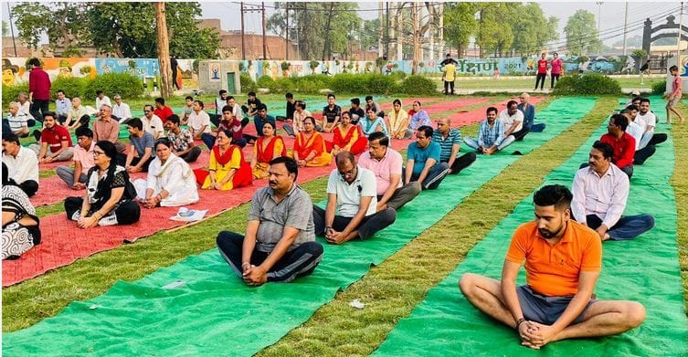 Hathras: If you want to keep yourself healthy, do yoga daily in the morning