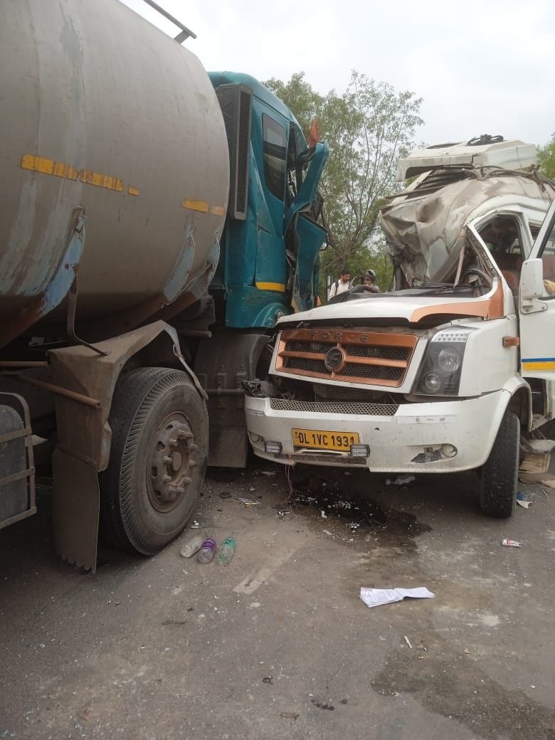 Accident in Jhidiwala, 10 injured in collision between tempo traveler and tanker