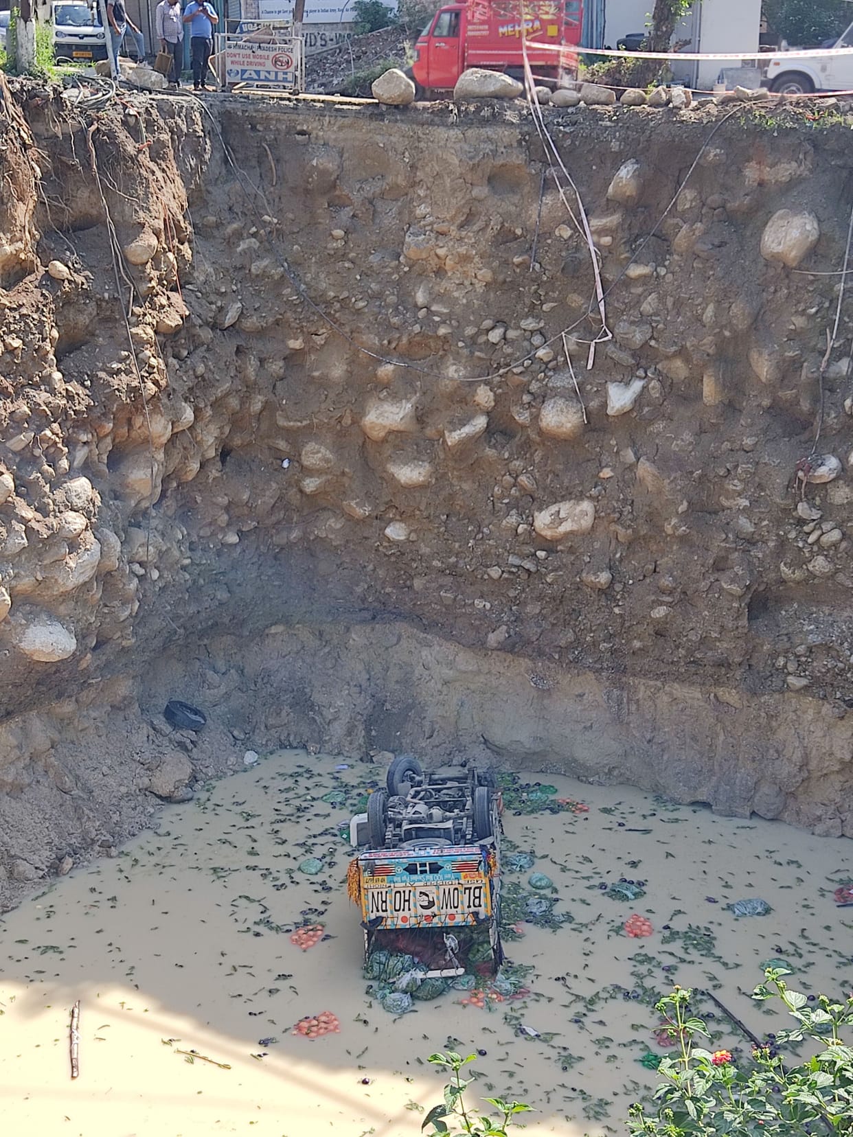 Jeep-bike fell into the pit at the overhead bridge construction site, two injured