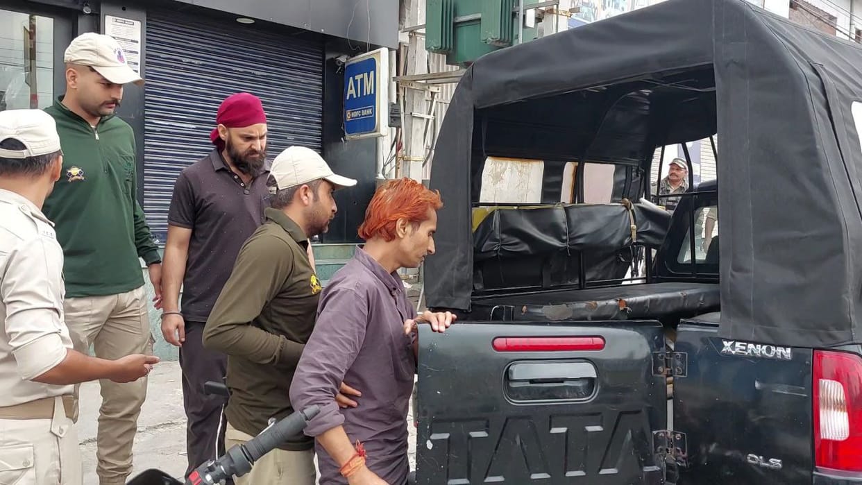 The robbery happened at a distance of a hundred meters from the police block