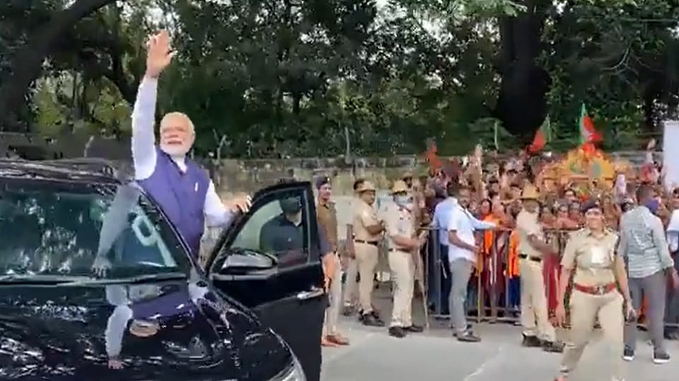 PM Modi In Karnataka: Prime Minister Modi stopped the car in Bengaluru Street to greet cheering crowd