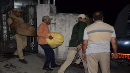 पुलिस ने हटली चौकी के पास एक मकान से तीन बैग बरामद किए