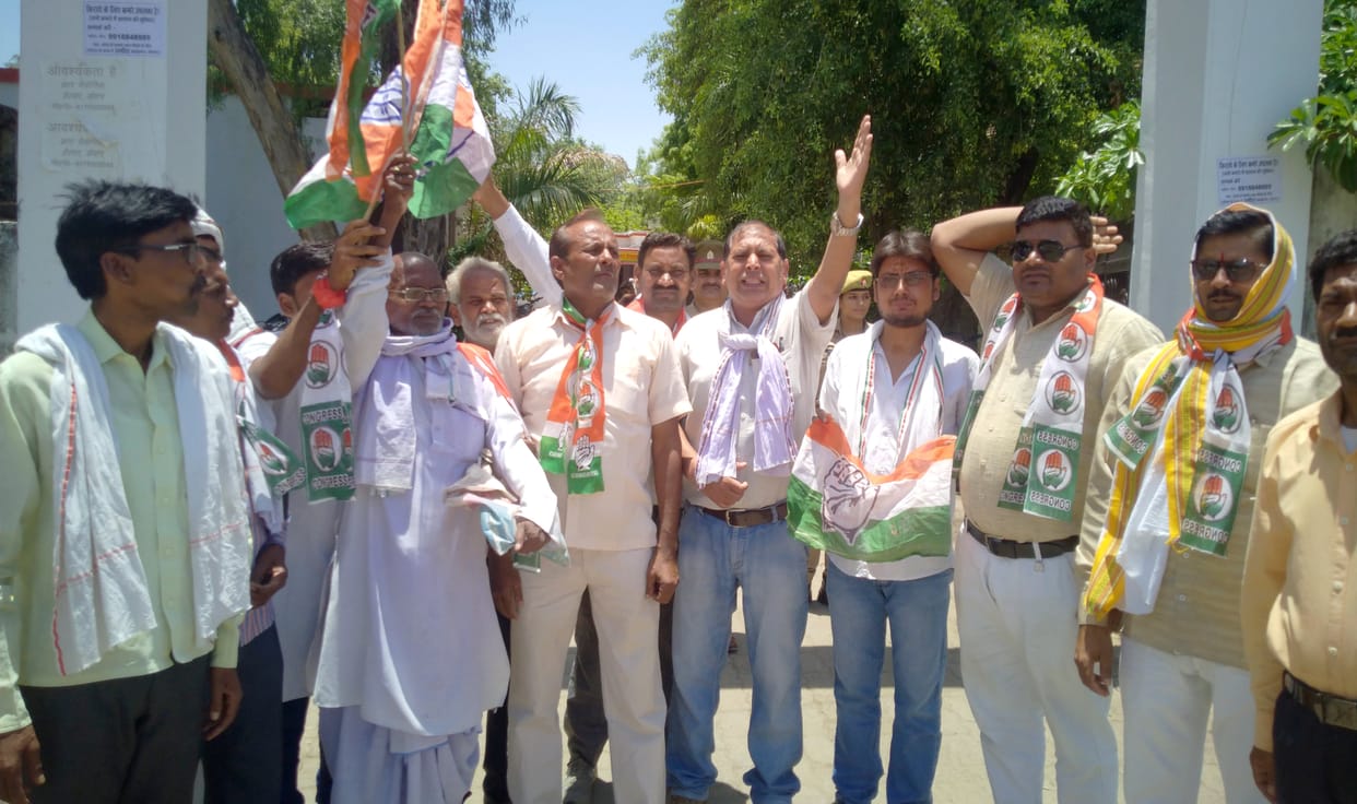 Congressmen roared in support of Rahul Gandhi, demonstrated at Sadar Tehsil and Block