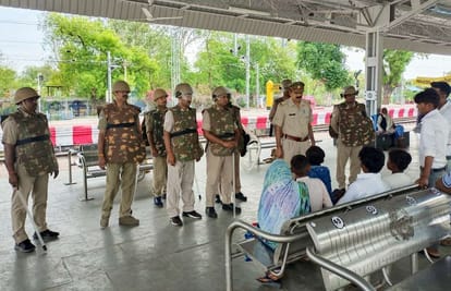 रेलवे स्टेशन महोबा में यात्रियों से पूछताछ करते जवान।