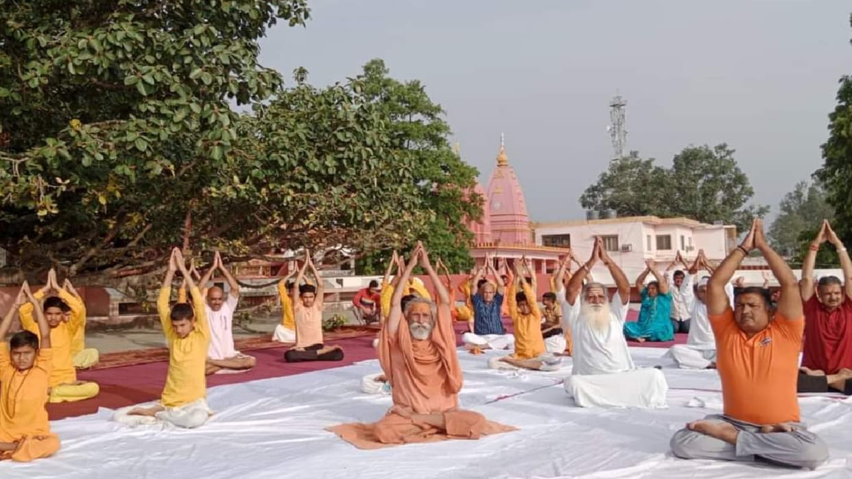 Muzaffarnagar: Swami Omanand said - Yoga transmits energy in life, self-knowledge is the best
