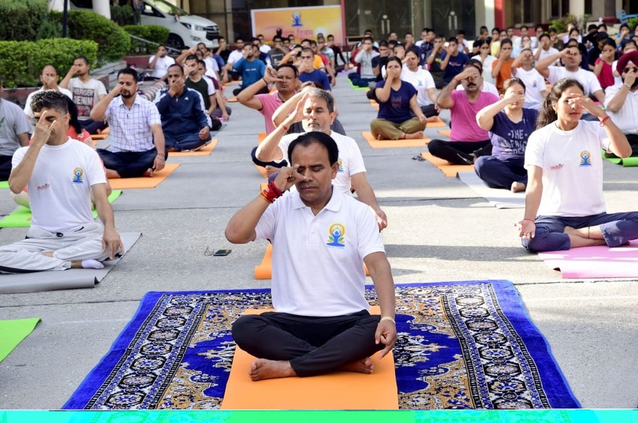 cabinet minister did yoga in medical college