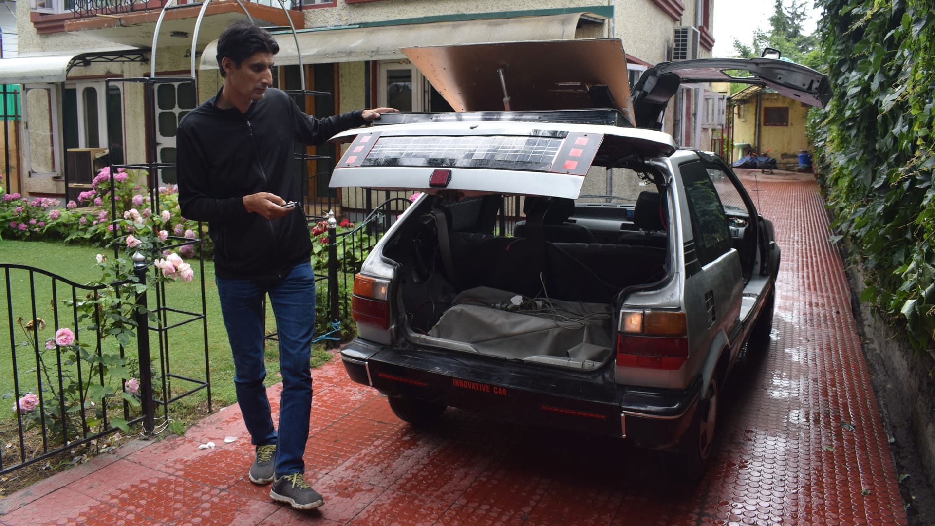 Kashmir Solar Car: Kashmir Mathematician Bilal Ahmed made solar car in 11 years solar car in srinagar kashmir