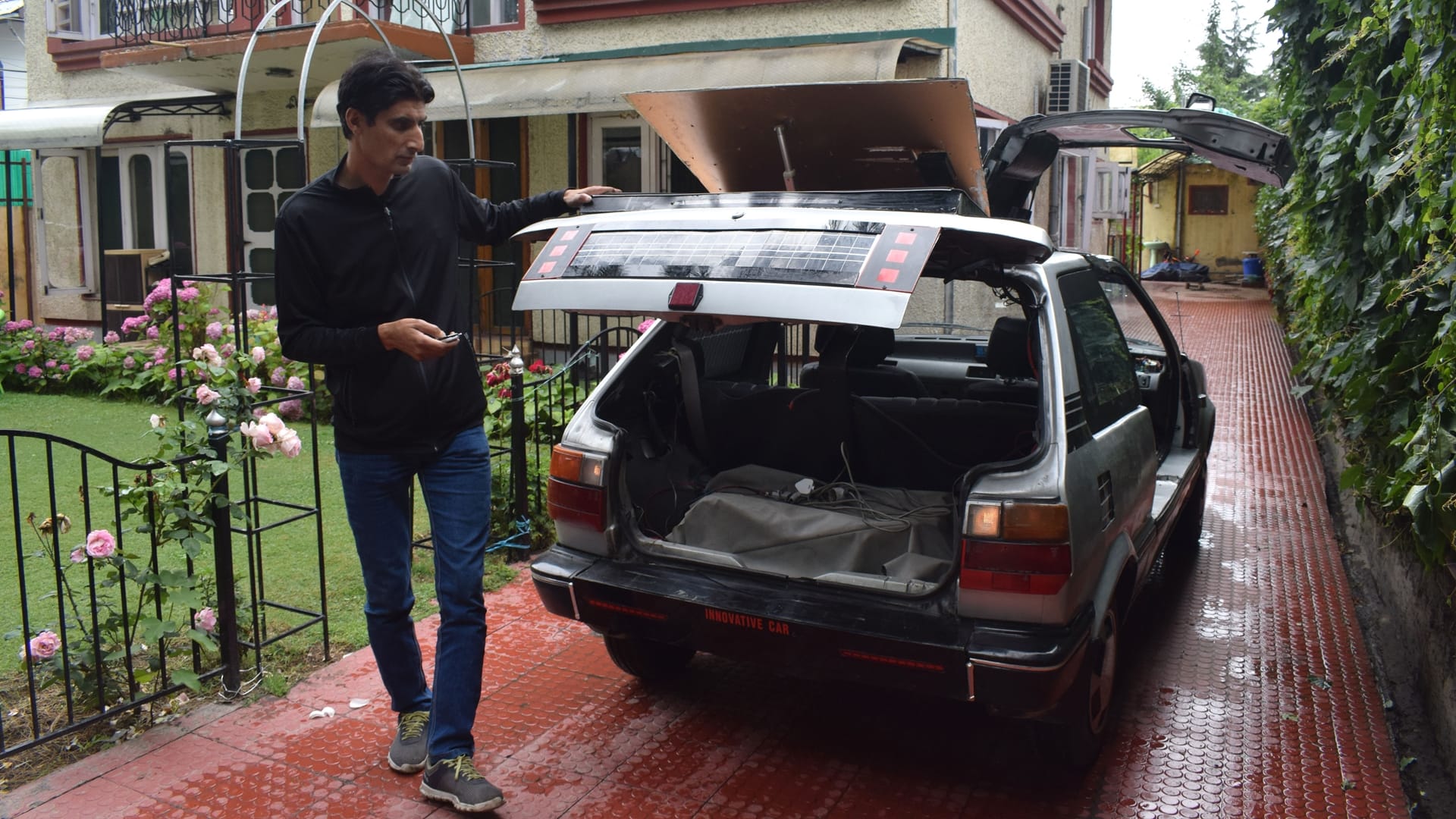 Kashmir Solar Car: Kashmir Mathematician Bilal Ahmed made solar car in 11 years solar car in srinagar kashmir