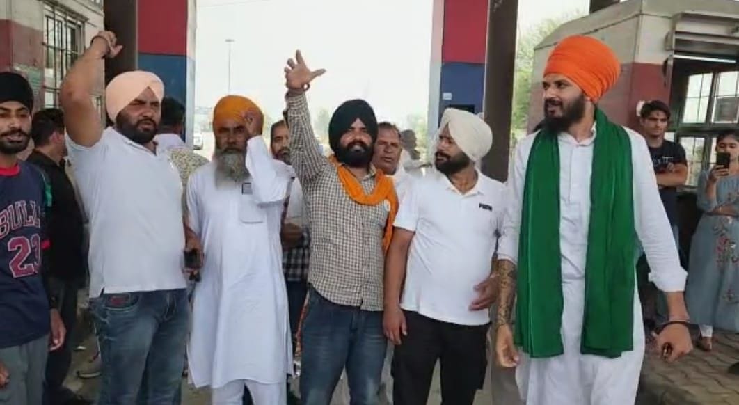 Farmers protested for two hours at Bastara toll plaza