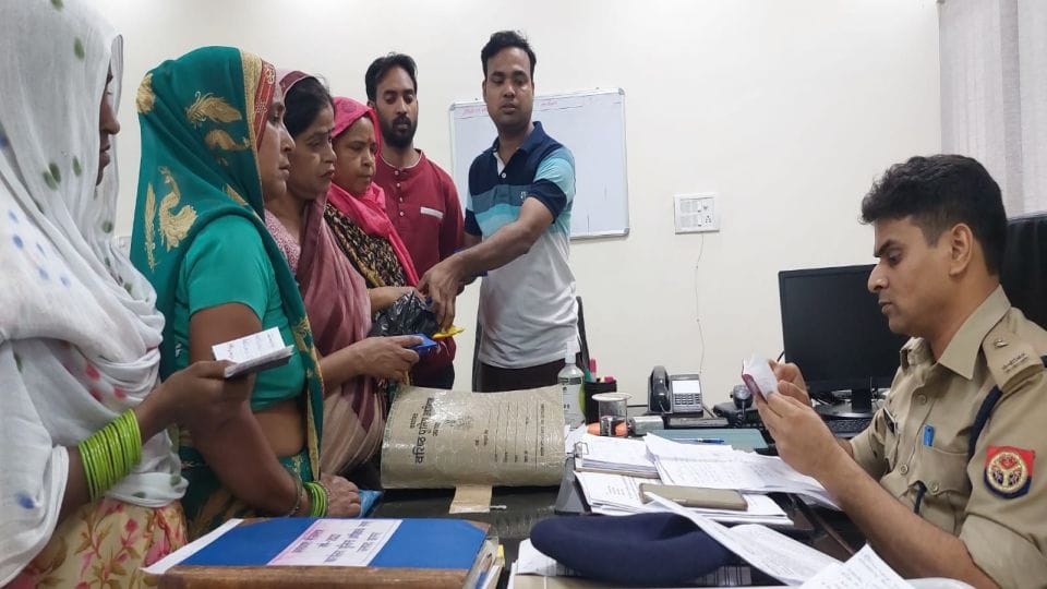 Lottery operator fraud with many women on the pretext of profit in agra