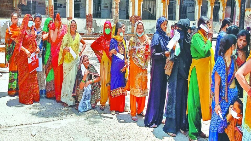 pregnant women health deteriorated due to standing in the sun light in Women District Hospital agra