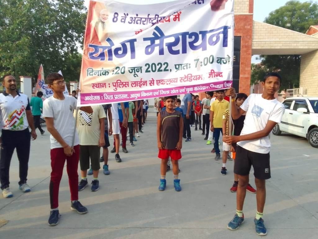 Excited students ran fiercely in the marathon