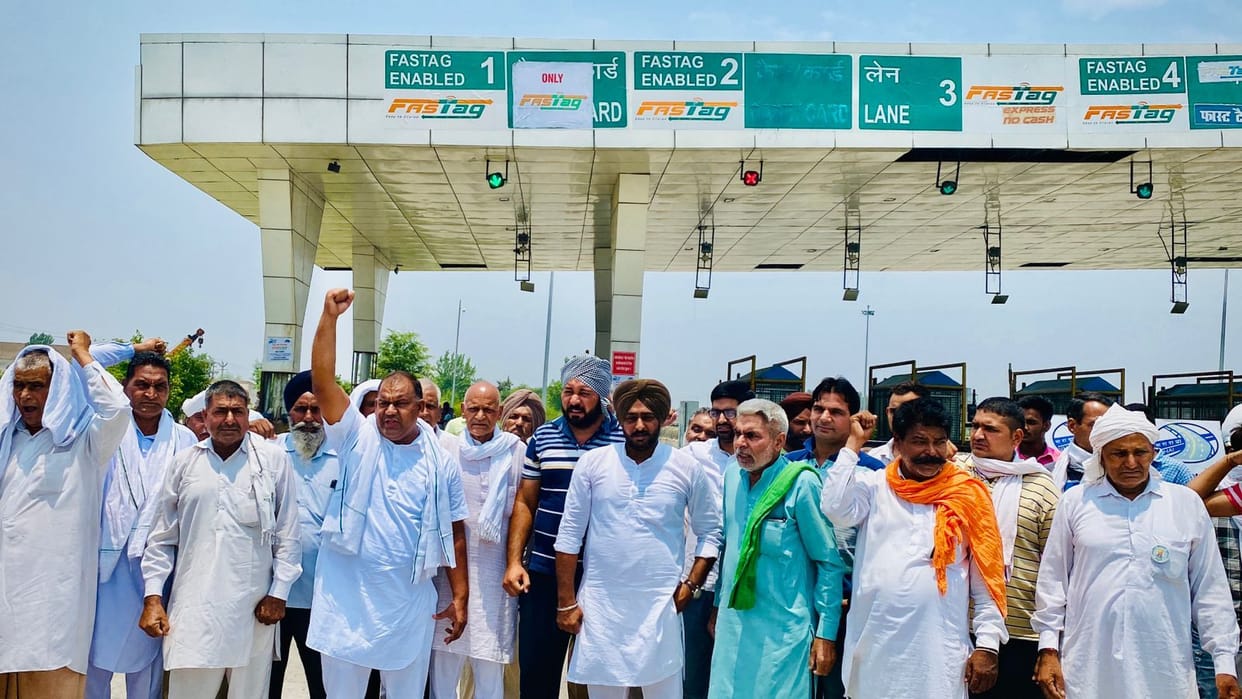 Farmers paid toll free for two hours in protest against Agneepath scheme