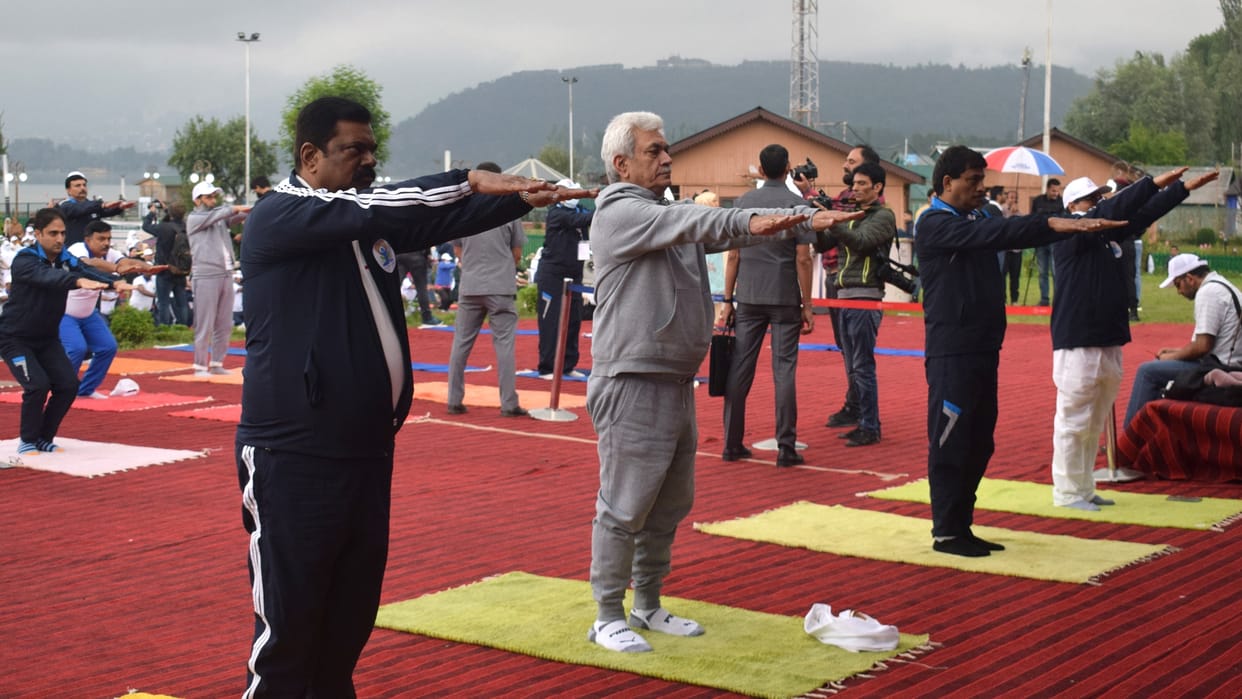 Yoga Day 2022: Yoga Day celebrated in Jammu Kashmir from LG to general public did yoga