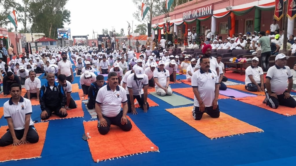 Yoga Day in Jammu Kashmir celebrated at five thousand places including Suchetgarh border to Sun temple Anantnag amrnath cave