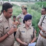 जांच करती पुलिस।