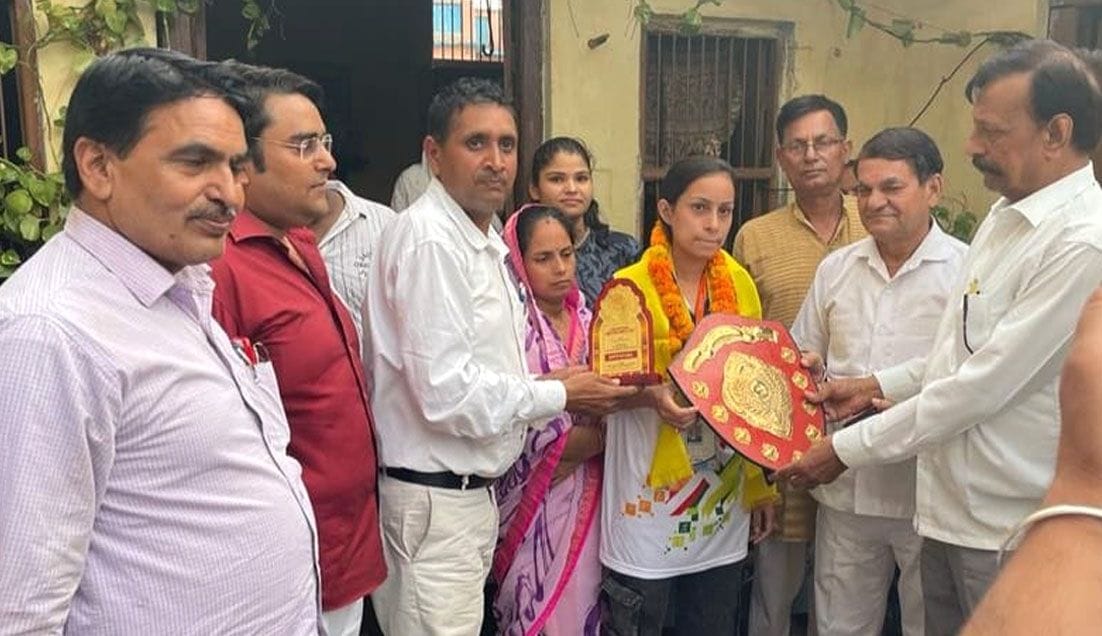 Simran of Khekra won gold in yoga competition in Agra