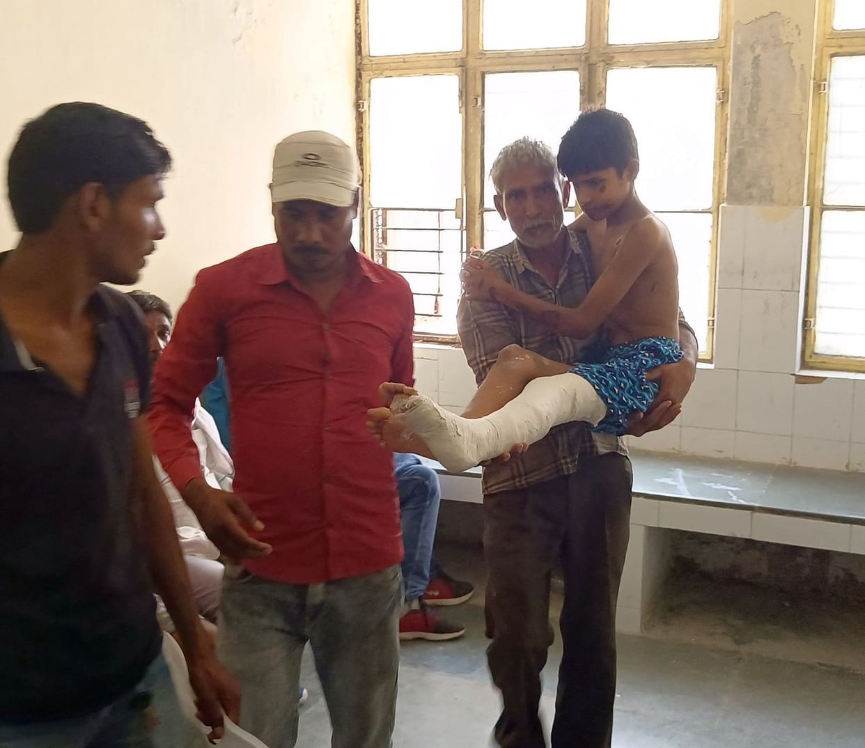 Forced to carry the patient by lifting him in the lap