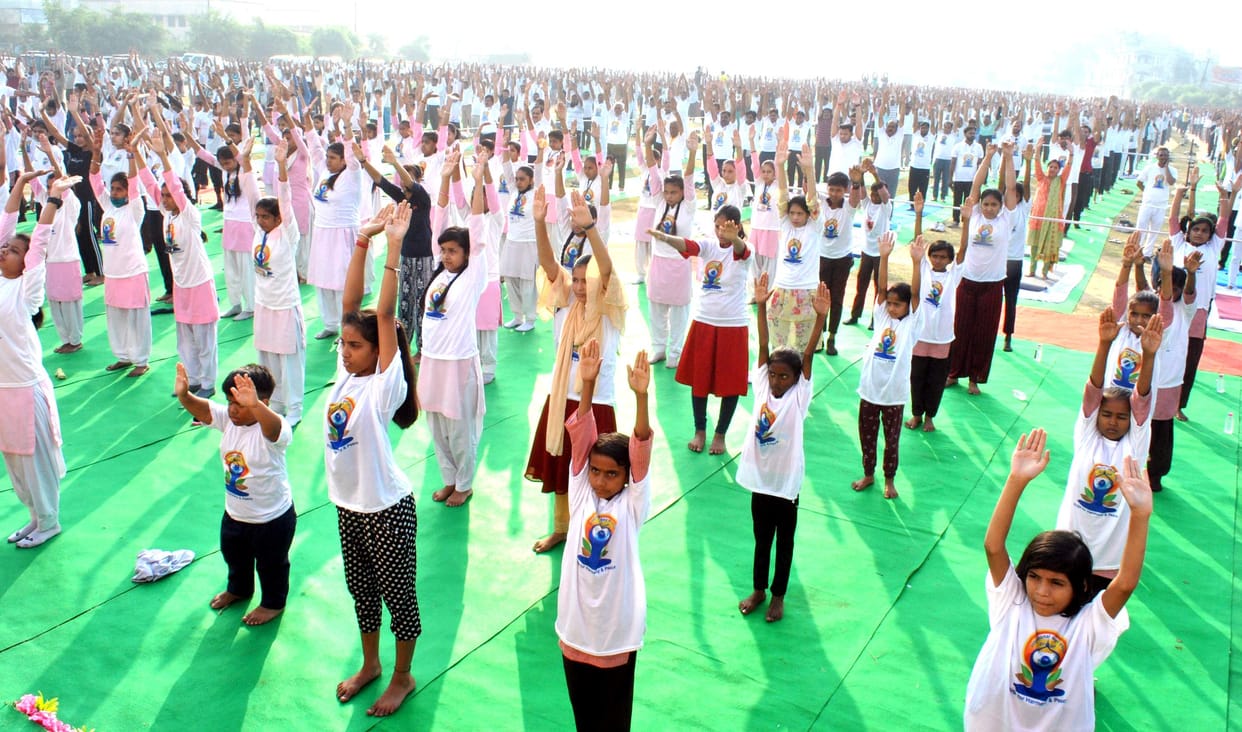 Amroha became yogic, more than three lakh people did yoga